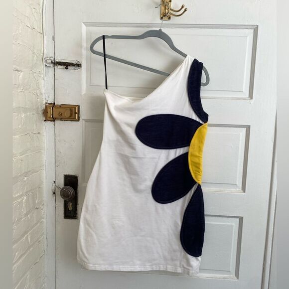 vfish Dresses & Skirts - One Shoulder Large Side Daisy Design White Mini Dress Size Medium